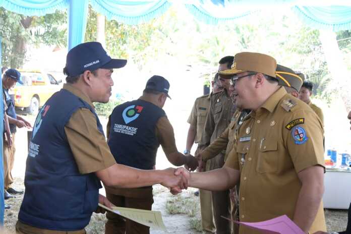 LANTIK: Bupati Deliserdang, dr H Asri Ludin Tambunan (kanan) melantik jurusita dan petugas penilai pajak Pemerintah Kabupaten (Pemkab) Deliserdang yang digelar di Desa Pantailabu Pekan, Kecamatan Pantailabu, Selasa (22/7).
