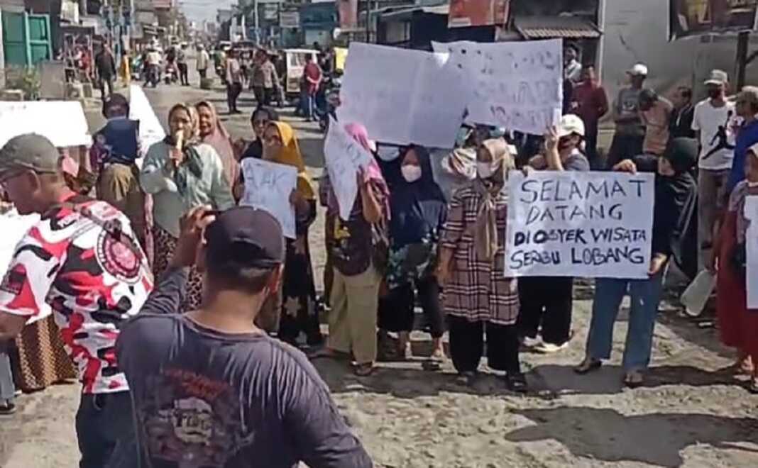 UNJUK RASA: Warga Kecamatan Galang Kabupaten Deliserdang minta perbaikan jalan di Jalan Perintis Kemerdekaan, Kelurahan Galang Pekan, Kecamatan Galang Kabupaten Deliserdang, Selasa (22/7), Selasa (22/7).