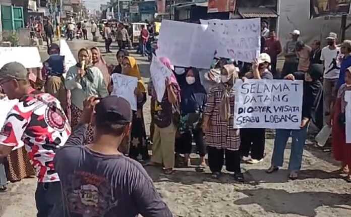 UNJUK RASA: Warga Kecamatan Galang Kabupaten Deliserdang minta perbaikan jalan di Jalan Perintis Kemerdekaan, Kelurahan Galang Pekan, Kecamatan Galang Kabupaten Deliserdang, Selasa (22/7), Selasa (22/7).