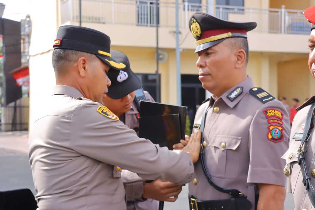 SERTIJAB: Kapolres Tebingtinggi AKBP Simon Paulus Sinulingga memimpin sertijab Kasat dan Kapolsek di jajaran Polres Tebingtinggi, Senin (21/7).