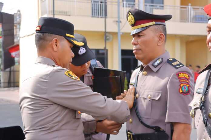 SERTIJAB: Kapolres Tebingtinggi AKBP Simon Paulus Sinulingga memimpin sertijab Kasat dan Kapolsek di jajaran Polres Tebingtinggi, Senin (21/7).