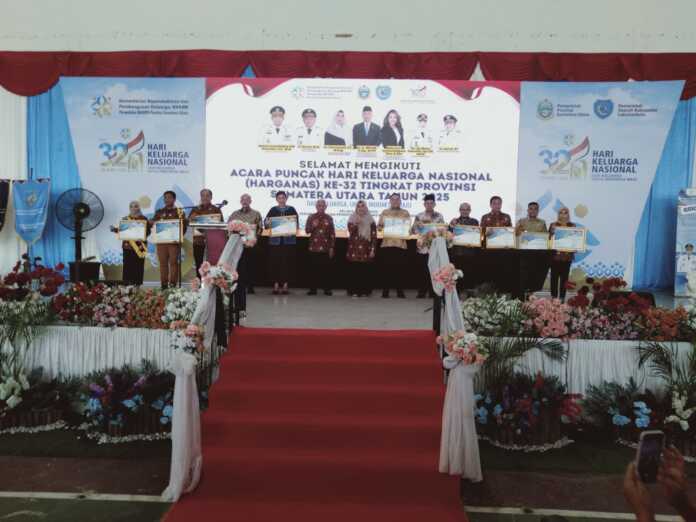 ACARA: Kepala Perwakilan Kemendugbangga/BKKBN Sumut Dr Fatmawati, Wakil Gubernur Sumut Surya, Bupati Labuhanbatu Maya Hasmita, dan lainnya saat acara Puncak Harganas di Gedung Serbaguna Pemdopo Rumah Dinas Bupati Labuhanbatu, Selasa (22/7).