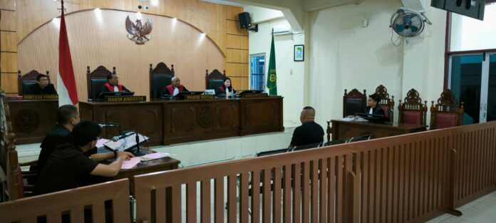 SIDANG: Samsul Tarigan saat menjalani sidang di PN Binjai, yang tidak dilakukan penahanan hingga putusan kasasi keluar dari MA.(Teddy Akbari/Sumut Pos)