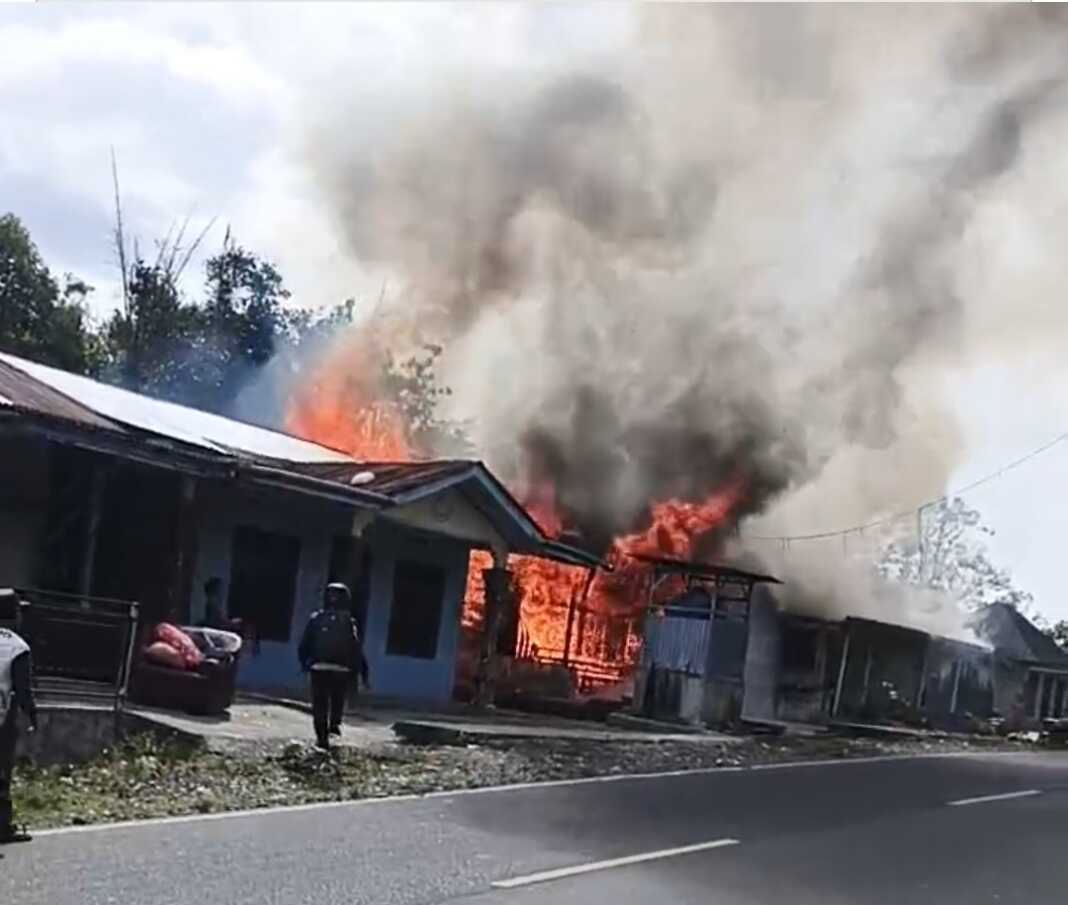 TERBAKAR: Kobaran api melahap bangunan rumah yang terletak di Dusun 1 Kilometer 5, Desa Sungai Raya, Kecamatan Siempat Nempu Hulu, Kabupaten Dairi, Selasa (22/7).