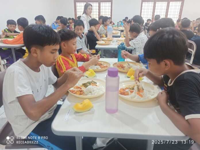 MAKAN SIANG: Para siswa sekolah Rakyat Menengah Pertama (SRMP) 2 Medan makan siang bersama usai salat zuhur, Rabu (23/7).