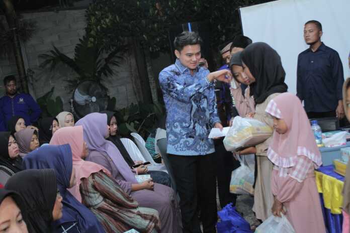 SANTUNAN: Wakil Ketua DPRD Sumut Ricky Anthony, saat memberikan santunan kepada anak yatim dalam kesempatan menyerap aspirasi masyarakat di Stabat, Langkat.