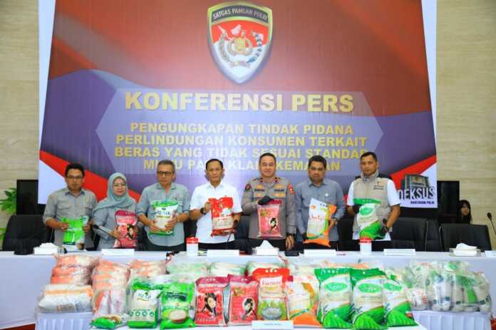 PAPARAN KASUS: Satgas Pangan Polri membeber hasil penganan kasus beras oplosan yang sempat beredar di masyarakat. Penanganan kasus tersebut kini sudah ditingkatkan dari penyelidikan ke penyidikan.