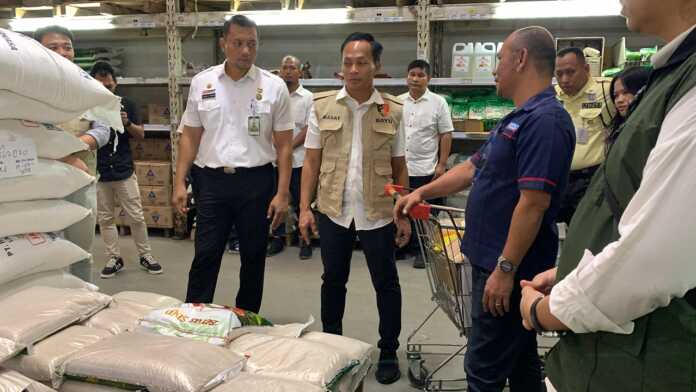 SIDAK: Kasat Reskrim Polrestabes Medan, AKBP Bayu Putro Wijayanto (tengah) saat melakukan sidak ke toko ritel di Medan.(Gusman/sumutpos)