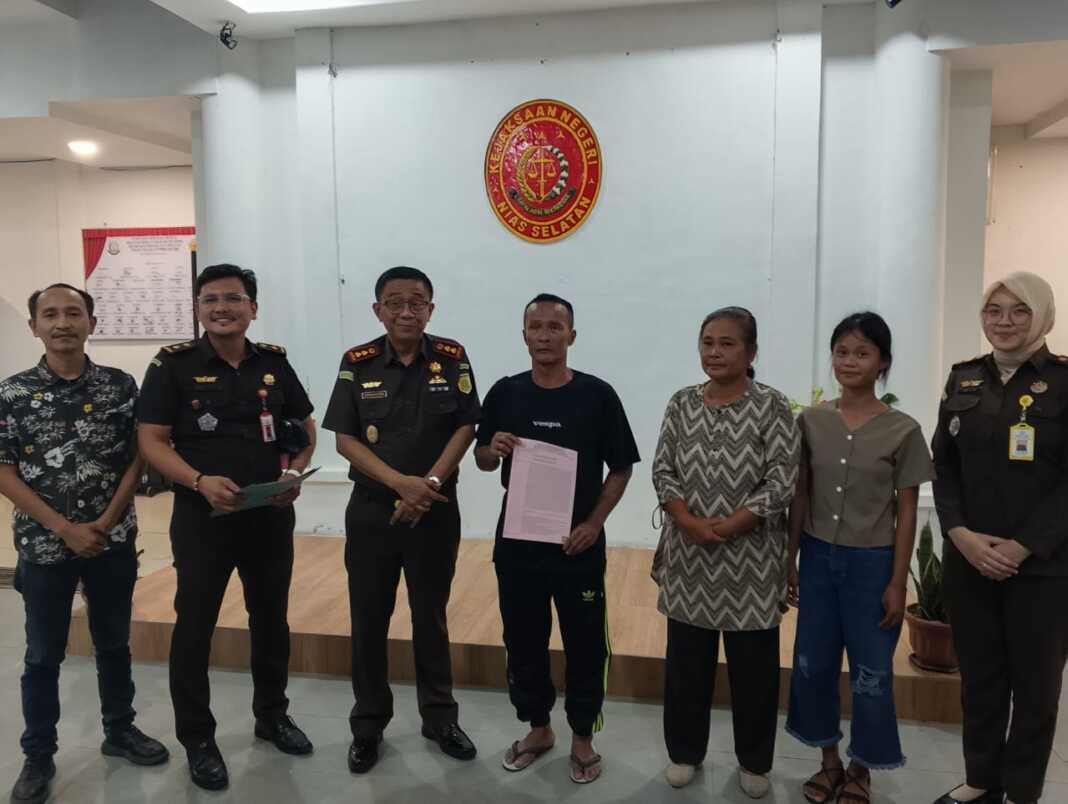 BERSAMA: Kajari Nisel Edmond Novvery Purba, diabadikan bersama tersangka dan korban usai restorative justice, Rabu (23/7).