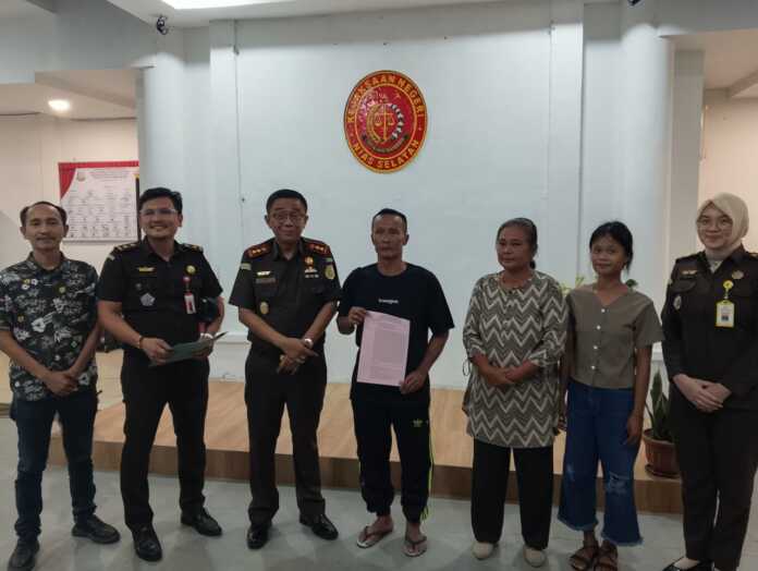 BERSAMA: Kajari Nisel Edmond Novvery Purba, diabadikan bersama tersangka dan korban usai restorative justice, Rabu (23/7).