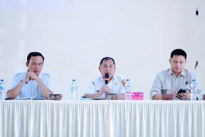 SOSIALISASI: Sekdakab Dairi Surung Charles Lamhot Bantjin (tengah) serta perwakilan KLHK dan Dinas Kehutanan Sumut pada Sosialisasi Inventarisasi dan Verifikasi PPTPKH di Gedung Balai Budaya Sidikalang, Rabu (23/7).