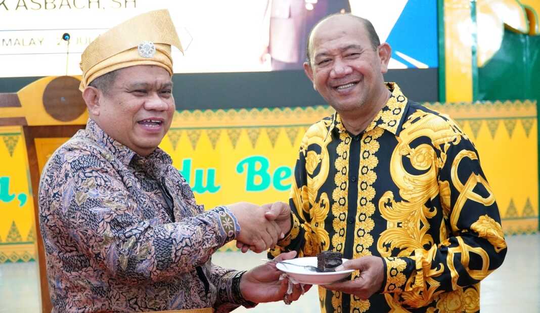 SAMBUT: Bupati Langkat Syah Afandin sambut Kajari Langkat yang baru, Asbach, di Jentera Malay, Rumah Dinas Bupati Langkat, Rabu (23/7) malam.