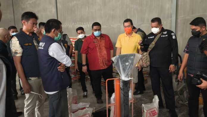 SIDAK BERAS: Tim Satgas Pangan Sumut saat melakukan sidak di Kilang Padi yang berlokasi di Kecamatan Beringin, Kabupaten Deliserdang, Jumat (25/7).