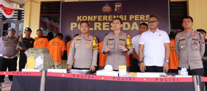 PAPARAN: Kapolres Dairi AKBP Otniel Siahaan didampingi Wakapolres Kompol Diarma Munthe saat menyampaikan keterangan pers di Mapolres Dairi, Jumat (25/7). (Rudy Sitanggang/Sumut Pos)