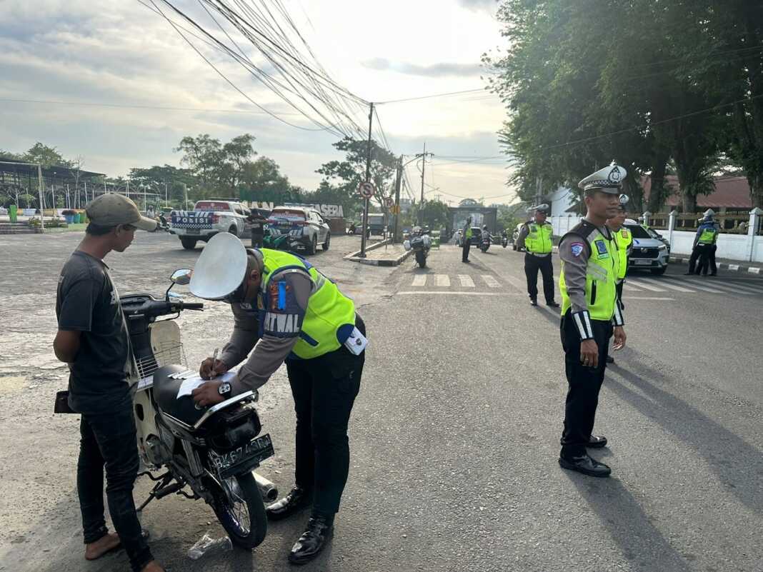 RAZIA: Personel Satlantas Polres Binjai saat melakukan razia di depan Pujasera, Binjai Kota.(Dokumen Humas Polres Binjai)