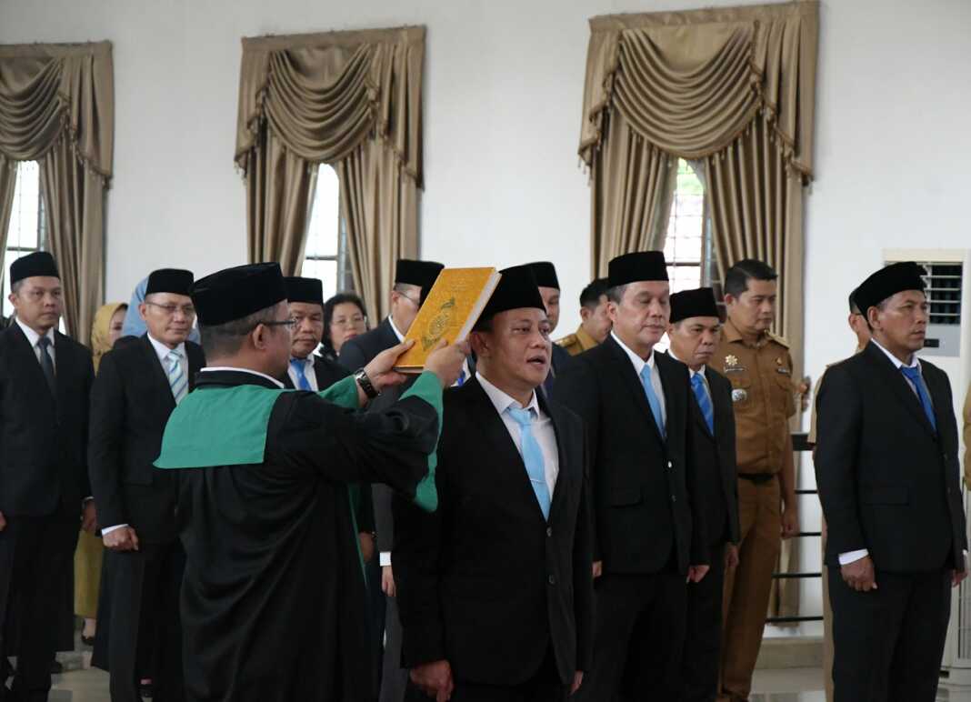 LANTIK: Bupati Deliserdang, dr Asri Ludin Tambunan melantik Dedi Maswardi sebagai Penjabat (Pj) Sekretaris Daerah (Sekda) Pemerintah Kabupaten (Pemkab) Deliserdang di Aula Cendana, Kantor Bupati Deliserdang, Lubukpakam, Senin (28/7).(Istimewa/Sumut Pos)