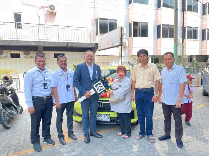 BERIKAN: PT Bank BRI Cabang Kota Tebingtinggi dipimpin Charisma Bayu Aji, memberikan hadiah utama satu unit mobil Honda Brio kepada pemenang udian Panen Hadiah Simpedes.(Istimewa)