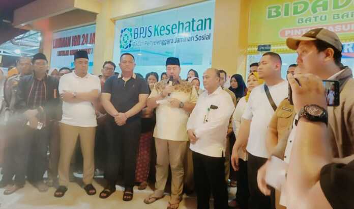 Istimewa/Sumut Pos BERDUKA: Bupati Batubara Baharuddin Siagian (tengah) bersama Wakil Rektor 3 UMN Al-Washliyah Samsul Bahri, mengunjungi RS Bidadari Batubara.