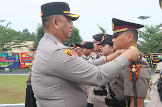 PIMPIN: Kapolres Batubara AKBP Doly Nelson Nainggolan saat memimpin Upacara Sertijab di Halaman Mapolres Batubara, Selasa (29/7). (Liberti/Sumut Pos)