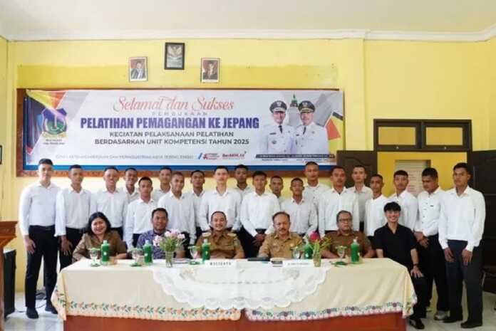 BUKA: Wali Kota Tebingtinggi Iman Irdian Saragih saat membuka kegiatan pelatihan magang ke Jepang oleh Dinas Ketenagakerjaan dan Perindustrian Kota Tebingtinggi, Selasa (29/7).