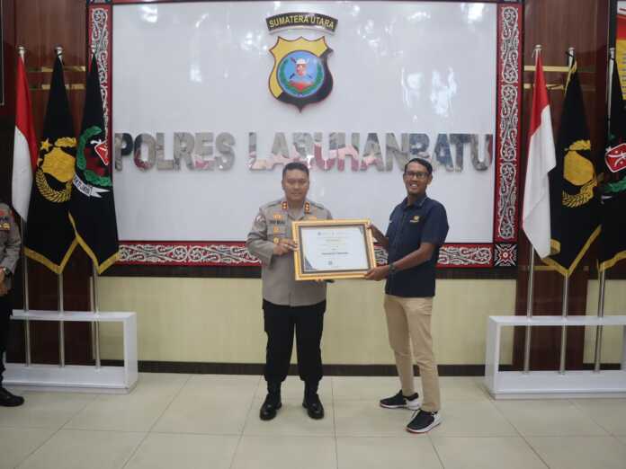 Kapolres Labuhanbatu Terima Penghargaan KPPN Rantauprapat Award 2025 PENGHARGAAN: Kapolres Labuhanbatu menerima Piagam Penghargaan KPPN Rantauprapat Award 2025 Kategori Peringkat 1 Indikator Kinerja Pelaksanaan Anggaran (IKPA) Semester I Tahun Anggaran 2025.(Fajar/Sumut Pos)