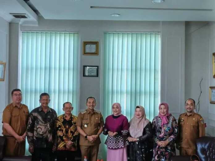 Wali Kota Dukung Kegiatan Sosial Kemasyarakatan Yayasan Alamanda Nurul Ihsan TERIMA AUDIENSI: Wali Kota Tebingtinggi Iman Irdian Saragih ketika menerima audiensi Yayasan Sosial Alamanda Nurul Ihsan yang dipimpin Tuti Pasaribu di Gedung Balai Kota Tebingtinggi.