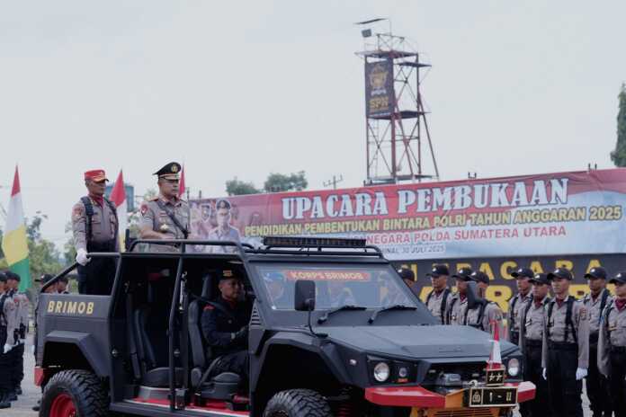PIMPIN: Kapolda Sumut Irjen Pol Whisnu Hermawan Februanto, saat memimpin Upacara Pembukaan Pendidikan Pembentukan Bintara Polri TA 2025/2026 di SPN Hinai, Langkat.(Istimewa)