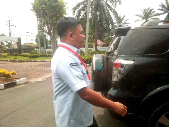 HADIR: Supriadi yang bertindak sebagai PPK Pengadaan Smartboard TA 2024 saat hadir di Kantor Kejari Langkat, untuk diambil keterangan.(Istimewa)