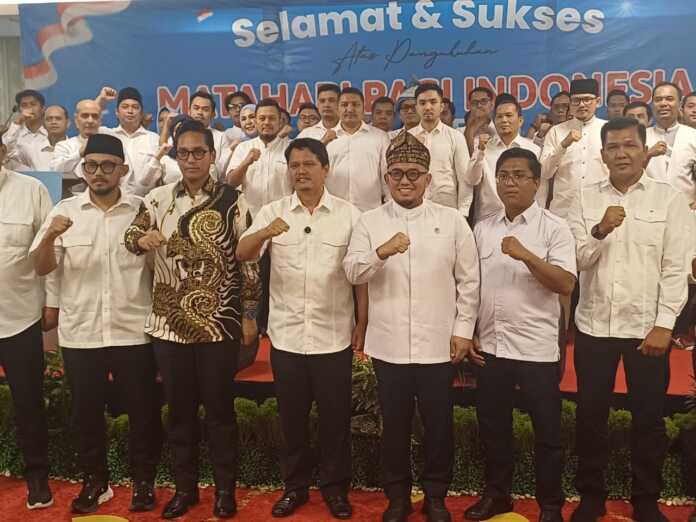 Ketua MPI Kota Medan, Prof Ridha Dharmajaya dan Wali Kota Medan, Rico Waas berfoto bersama Pendiri MPI, Dahnil Anzar Simanjuntak dan Ketua MPI Sumut, dr Donald Anjar Simanjuntak.(Markus Pasaribu/Sumut Pos)