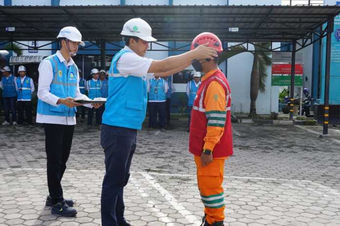 Penyematan rompi dan helm oleh Senior Manager Distribusi PLN UID Sumut Hariadi Fitrianto kepada personil PDKB sebagai tanda pengutamaan K3 dalam bekerja.