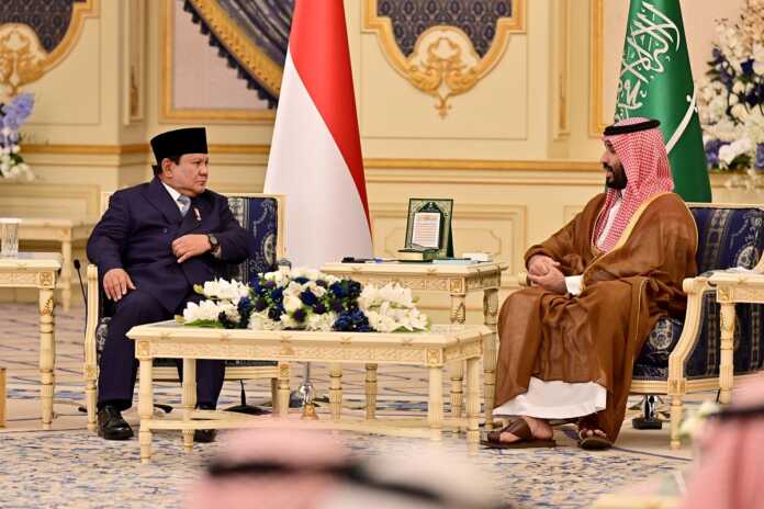 PERTEMUAN: Presiden Prabowo Subianto melakukan pertemuan bilateral tingkat tinggi dengan Putra Mahkota sekaligus Perdana Menteri Arab Saudi, Mohammed bin Salman Al Saud di Istana Al-Salam, Jeddah, Rabu (2/7).