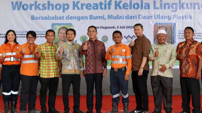 BERSAMA: GMO & Deputy Director Operations PTAR Rahmat Lubis (empat kanan) bersama Bupati Tapsel Gus Irawan (berbatik, tengah) membuka Workshop Kreatif Kelola Lingkungan didampingi Pendiri Greeneration Indonesia & Waste4Change sekaligus Tenaga Ahli Menteri Lingkungan Hidup Bidang Pengelolaan Sampah Mohamad Bijaksana Junerosano (empat kiri), Manajemen PTAR, serta jajaran Pemkab Tapsel di Batangtoru, Tapsel, Kamis (3/7). (Dok PTAR)