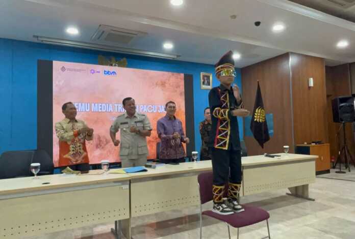 MENARI BERSAMA MENTERI: Momen Dhika, Penari Pacu Jalur asal Kuansing yang viral menari bersama Menteri Kebudayaan Fadli Zon, Rabu (9/7).