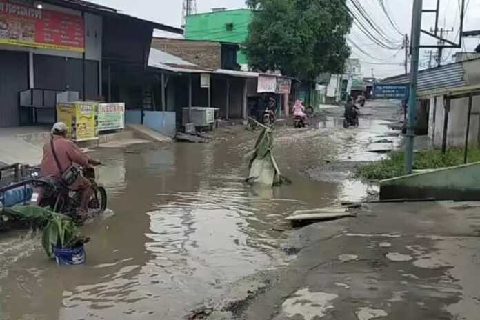 TERGENANG AIR: Kondisi Jalan Sri Gunting atau Jalan Setia Makmur selalu tergenang air yang berasal dari drainase yang ada di sisi kanan dan kiri jalan.