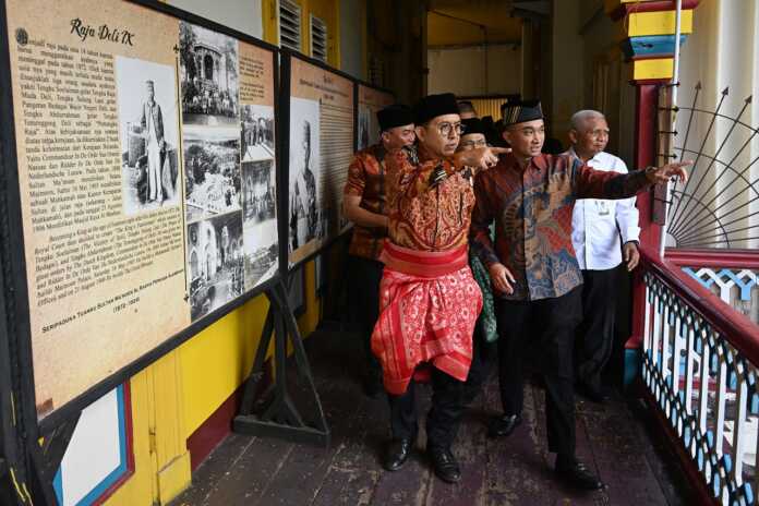 BERKUNJUNG KE ISTANA: Menteri Kebudayaan Fadli Zon mengunjungi Istana Maimun di Jalan Brigjen Katamso, Medan, Rabu (23/7). dalam kunjungan itu, Fadly didampingi Wakil Gubernur Sumut Surya dan disambut Sultan Deli Mahmud Arya Lamantjiji.