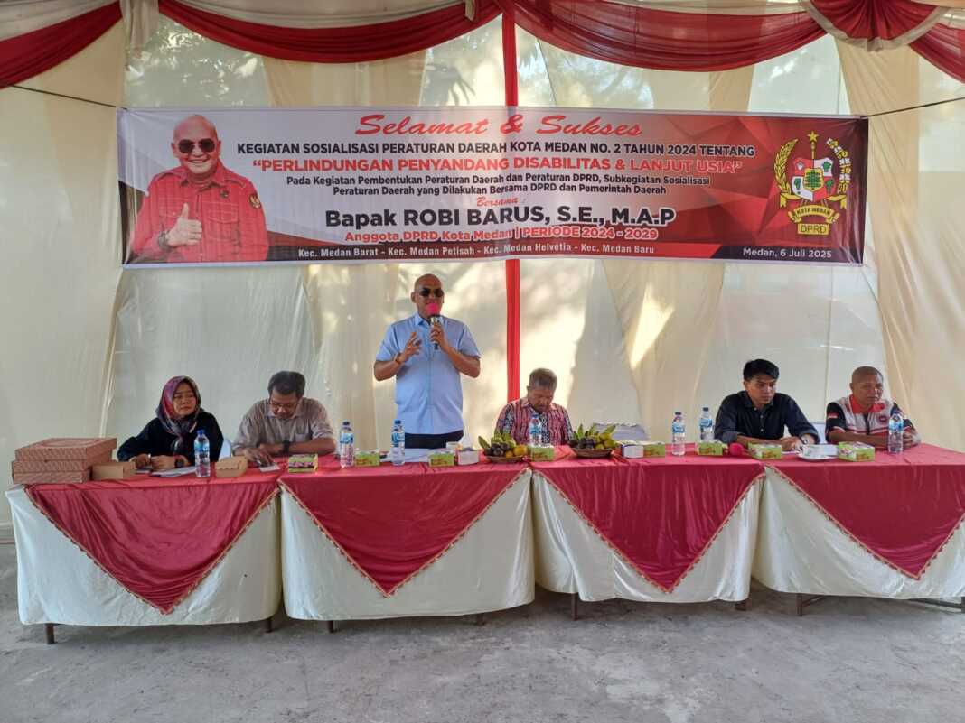 Ketua Fraksi PDI Perjuangan, Robi Barus, menggelar Sosialisasi Perda Kota Medan di Kelurahan Silalas, Kecamatan Medan Barat, Minggu (6/7/2025) sore.(Markus Pasaribu/Sumut Pos)