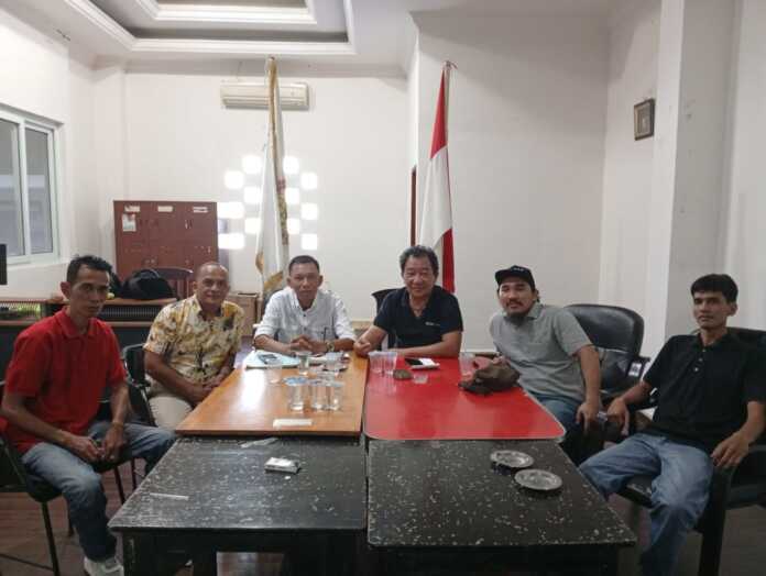 RAPAT: Ketua Pengkot POBSI Medan Ir Halomoan Samosir bersama pengurus usai rapat di Sekretariat POBSI Medan, Senin (7/7). (Dok Pribadi)