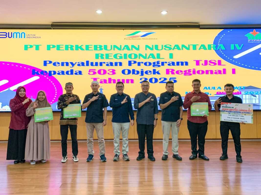 FOTO BERSAMA: Region Head PTPN IV Regional I Rurianto didampingi manajemen PTPN IV Region 1, foto bersama penerima bantuan TJSL.