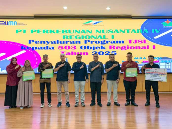 FOTO BERSAMA: Region Head PTPN IV Regional I Rurianto didampingi manajemen PTPN IV Region 1, foto bersama penerima bantuan TJSL.