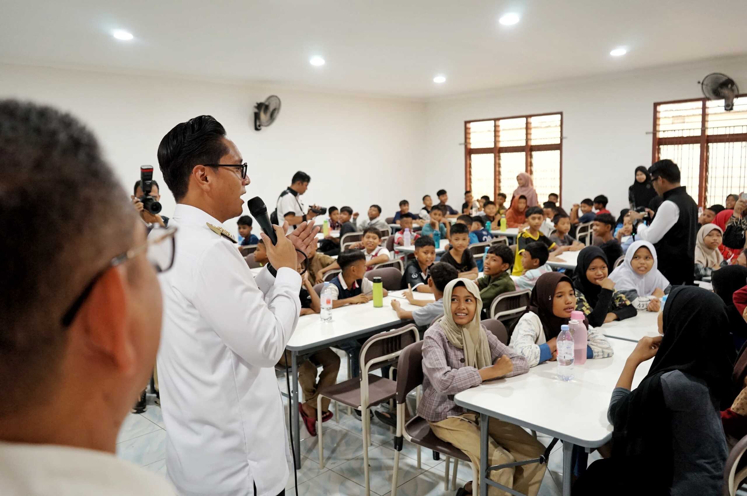 Tinjau Sekolah Rakyat Kota Medan, Rico Waas Ingatkan Siswa agar Rajin Belajar