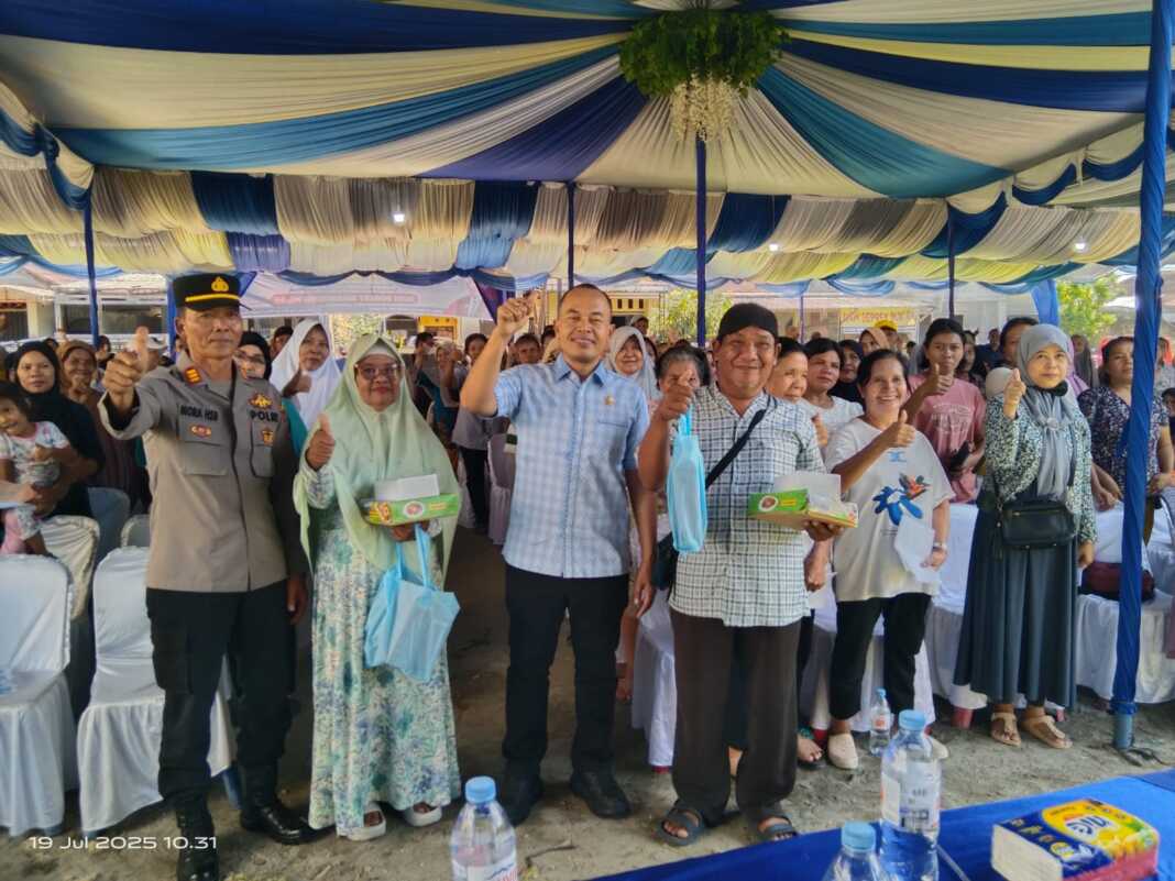 Anggota DPRD Kota Medan Dodi Robert Simangunsong bersama masyarakat yang menghadiri sosialisasi Perda Kota Medan Nomor 10 Tahun 2021 tentang Ketentraman dan Ketertiban Umum