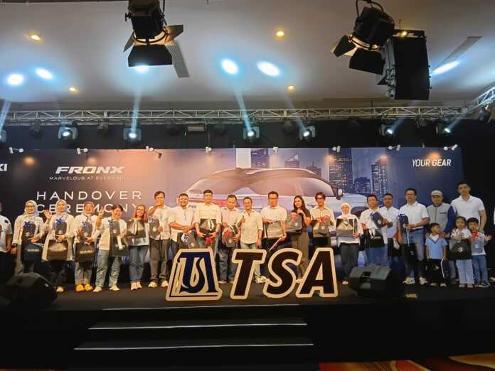 FOTO BERSAMA: Jajaran managemen PT TSA foto bersama 20 konsumen loyal yang menerima kunci Suzuki Fronx.