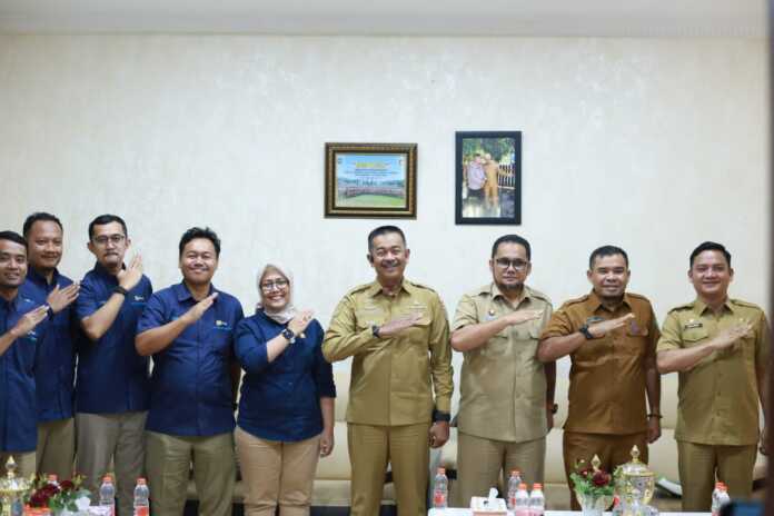 Manajemen PLN UP3 Padangsidimpuan saat berfoto bersama dengan Bupati Mandailing Natal beserta Jajaran.