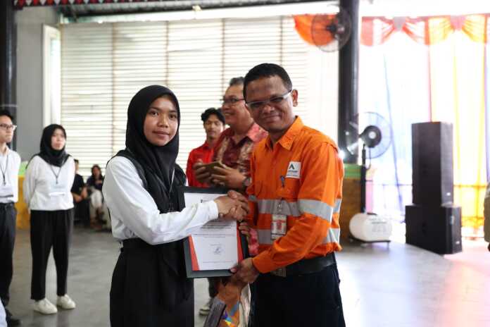 SERAHKAN: GMO & Deputy Director Operations PT Agincourt Resources, Rahmat Lubis, menyerahkan sertifikat penghargaan kepada Aisyah Pardede, penerima beasiswa Martabe Prestasi tingkat sarjana perguruan tinggi negeri di Sopo Daganak, Batang Toru, Tapanuli Selatan, Jumat (25/7/2025). (Dok PTAR)