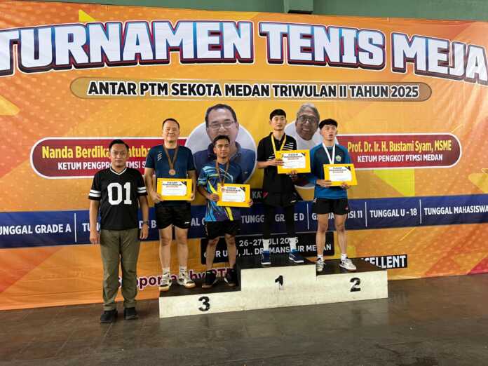 BERSAMA: Ketua Umum KONI Kota Medan Aswindy Fachrizal bersama pemenang Turnamen Tenis Meja antar PTM se-Kota Medan Triwulan II Tahun 2025. (Dok KONI Medan)