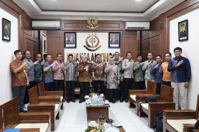 Foto bersama Manajemen PLN UID Sumut, UIP3BS, PLN Icon Plus bersama Kepala Kejaksaan Tinggi Sumatera Utara, Harli Siregar (7 dari kiri) beserta jajaran. (25/7)