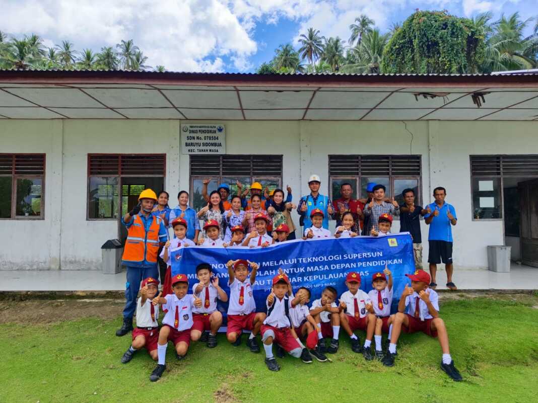 Senyum bahagia anak didik dan Tenaga Pendidik SD Negeri 078504 Baruyu Sidombua yang terpancar karena hadirnya listrik melalui inovasi SuperSun.