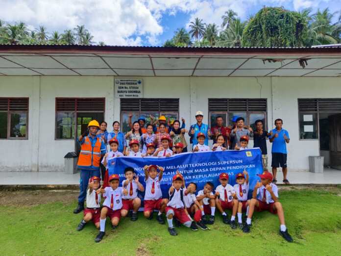 Senyum bahagia anak didik dan Tenaga Pendidik SD Negeri 078504 Baruyu Sidombua yang terpancar karena hadirnya listrik melalui inovasi SuperSun.
