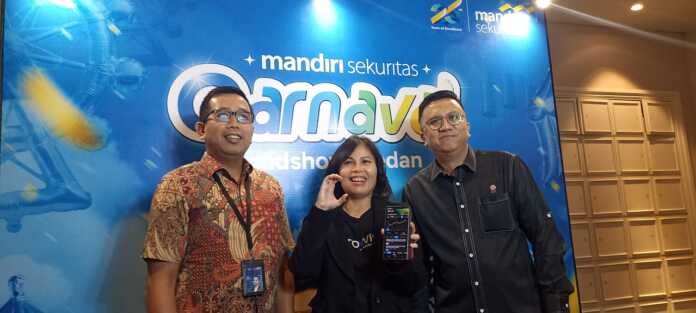 Kiri ke kanan RCEO Region 1 Bank Mandiri, I Gede Raka Arimbawa, Direktur Retail Mandiri Sekuritas Theodora V.N. Manik dan Kepala Bursa Efek Indonesia Sumatera Utara Muhammad Pintor Nasution saat peluncuran Carnaval 2025 di Medan.