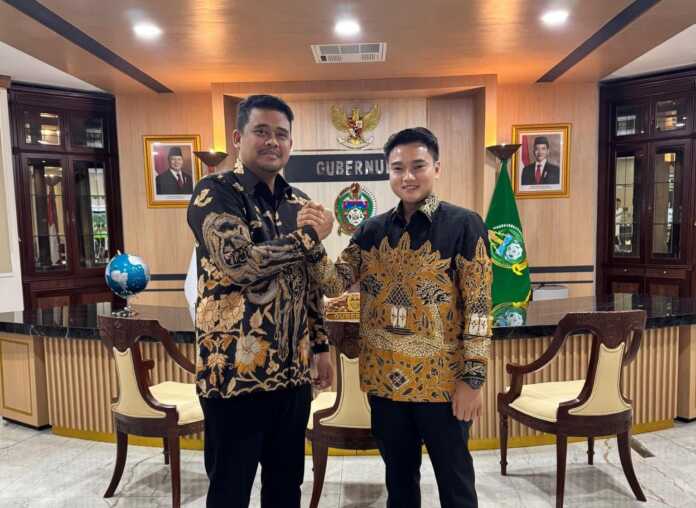 SALAM KOMANDO: Wakil Ketua DPRD Sumut Ricky Anthony, saat salam komando dengan Gubernur Sumut Bobby Nasution. (Istimewa/Sumut Pos)